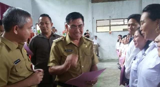 Mewoh serahkan SK 214 Guru Honorer,