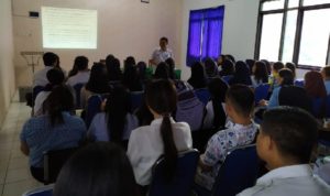 Mahasiswa Fakultas Kesehatan Masyarakat (FKM) mengikuti penerimaan ceramah yang disampaikan penceramah dari Dinas Kesehatan Kota Manado.
