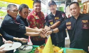 Tonaas Wangko Lendy RE Wangke dan Kepala Badan Kesbangpol Sulut Steven Liow bersama Tonaas Sekjen Deany Keintjem, Bendahara Corneles Mononimbar, Tonaas Ventje Rumambi serta segenap DPT BMI melakukan pemotongan kue tumpeng merayakan dibukanya kantor perwakilan BMI di Manado.