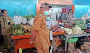 Bupati Jabes Ezar Gaghana memantau langsung ketersediaan pangan di Pasar Towo’e di Kelurahan Soataloara, Tahuna.