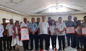 Wagub Steven Kandouw bersama para pejabat Pemprov Sulut dan para penerima bantuan