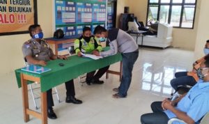 Kasat Lantas Polres Kepulauan Talaud Iptu John Laluas di sela-sela pelatihan para pengendara angkutan di Kabupaten Kepulauan Talaud.