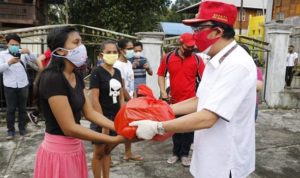 Bupati Minahasa serahkan bantuan kepada mahasiswa luar daerah yang kuliah di Unima, di Tondano
