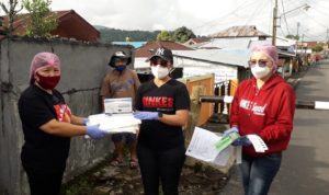 Kadis Kesehatan Pemkab Minahasa Maya Rambitan menyerahkan bantuan APD kepada Lurah Sendangan Tengah Desy Mapasa.