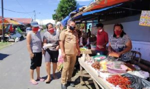 Camat Fabian Mendur saat berada di salah satu pasar lokal di wilayah Kawangkoan Utara