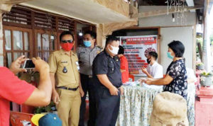 Camat Langowan Selatan Donald Lumingkewas didampingi Hukum Tua Desa Palamba dalam penyerahan BLT tahap dua