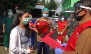 Enam pasien Covid-19 yang sembuh menerima surat sehat dari RS Sam Ratulangi dan diperbolehkan kembali ke keluarga masing masing.
