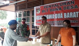 Hukum Tua Rico Walukow didampingi Sekretaris Desa Faike Rey menerima dokumen kelengkapan dari warga untuk pencairan BLT Tahap Dua.