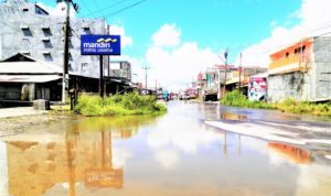 Jalan masuk ke pasar baru Langowan mirip danau kecil