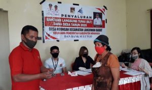 Kades Noongan Abraham Walean menyerahkan Bantuan Sosial kepada warga di desanya