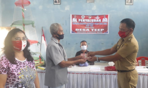 Kepala Desa Teep serahkan Bansos