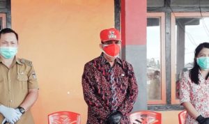 Bupati Minahasa Royke Roring didampingi Hukum Tua Lucky Kasenda dan Ketua Tim Penggerak PKK Desa Kanonang Satu