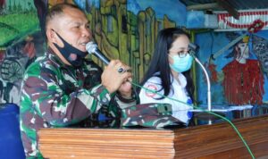 Kasdim 1302 Minahasa, Mayor Inf Feky Welang ingatkan prajurit cerna sebaik mungkin materi yang disampaikan tim sosialisasi.