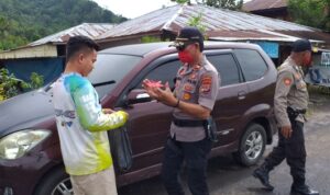Seorang pengendara mendapat peringatan dari anggota Polres Minahasa yang melakukan operasi di Pasar Atas Tondano.