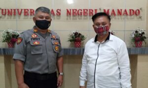 Wakili Kapolres Minahasa, Kasubag Humas AKP Ferdy Pelengkahu SH (Kiri), jadi narasumber pembekalan mahasiswa KKN Unima gelombang ke II tahun 2020.