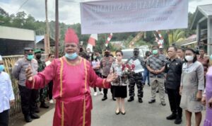 HUT Desa Bentung, Rinny Tamuntuan Disambut Adat Budaya Setempat