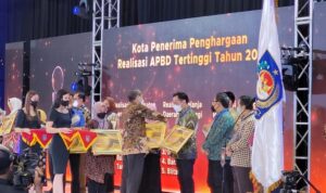 Walikota Tomohon Terima Penghargaan Realisasi Peningkatan PAD dari Mendagri