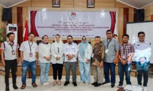 Putri Rejeki Kasad Mondo Pangemanan SH MKn akrab disapa Yuyu bersama timnya foto bareng komisioner KPU Sulawesi Utara