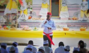 Penjabat Bupati Bolmong Ir Limi Mokodompit MM sampaikan sambutan pada Hari Raya Galungan Umat Hindu.