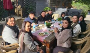 Victor M Gordo, Wali Kota Pasadena berdampingan dengan Wali Kota Tomohon Caroll Senduk bersama rombongan makan bersama di Madison Avenue Pasadena.