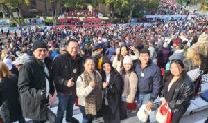 Wali Kota Tomohon Caroll Senduk bersama First Lady Jean d'Arc Senduk-Karundeng saksikan langsung kemeriahan parade Bunga Rosi di Kota Pasadena.
