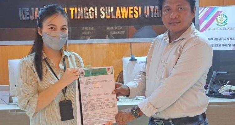 Ketua BAKKIN Sulut Calvin Limpek di Kejati Sulut.